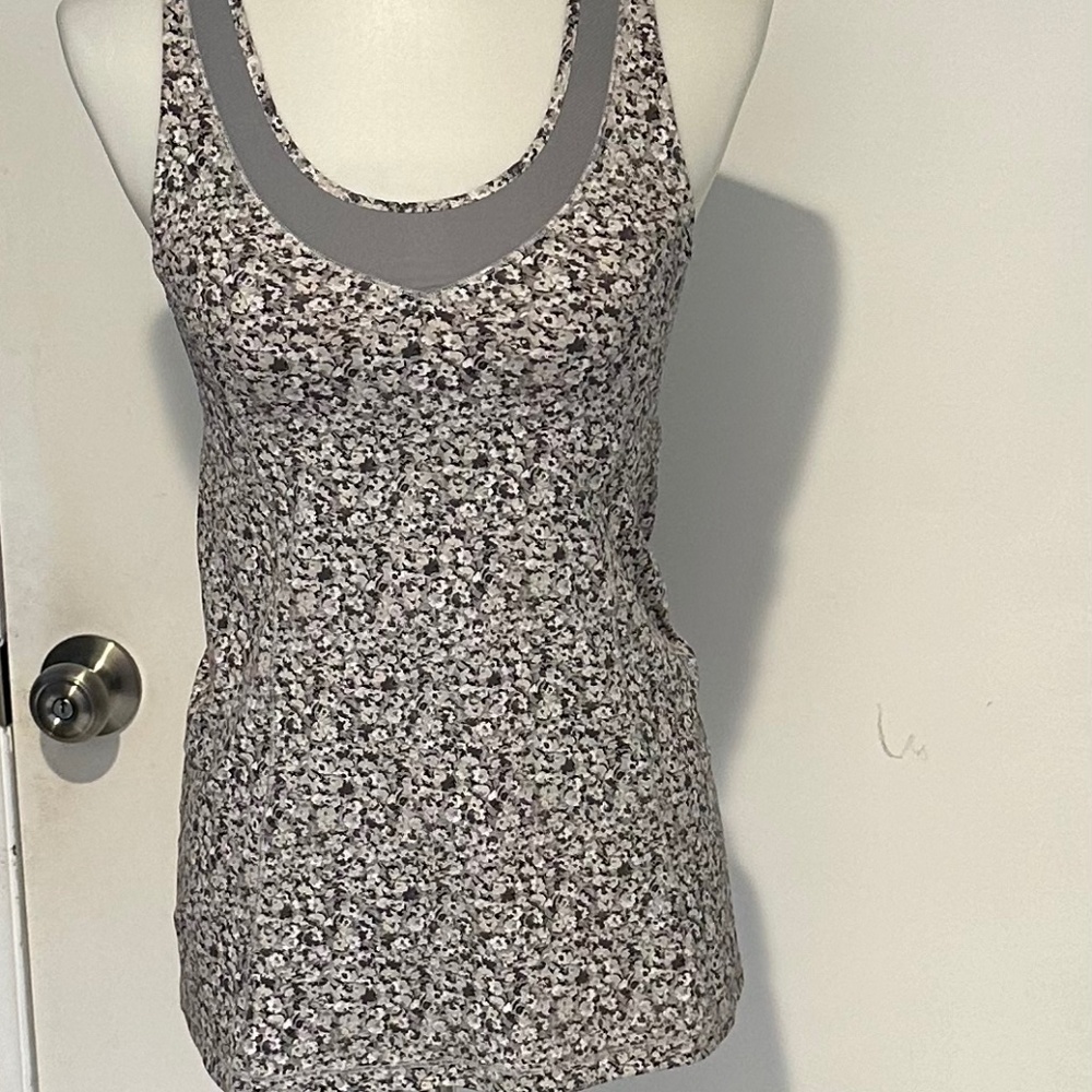 Lululemon Floral Tank Top - Size 6. (No‎ tag but Size Dot)
